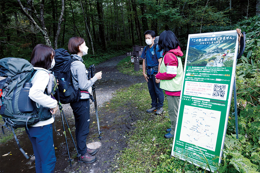 横尾山荘が設置した登山者用のベンチ