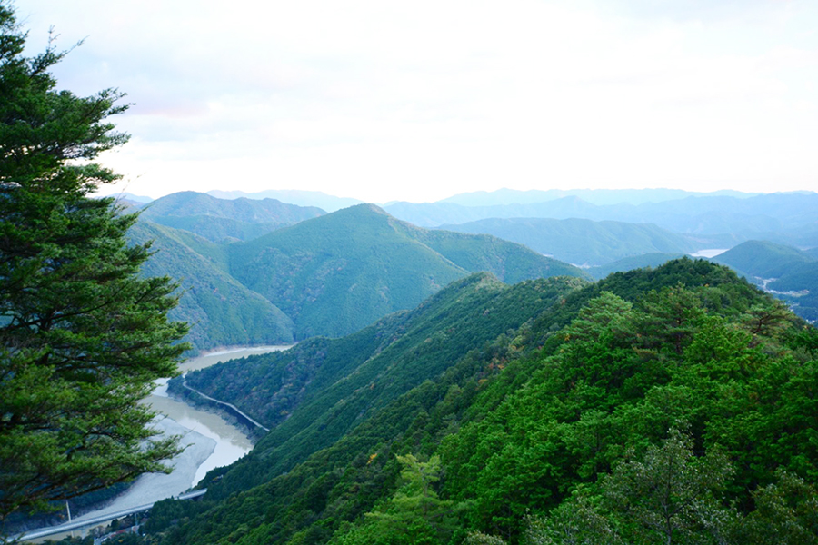 果無越えの八木尾への道から熊野川を見下ろす
