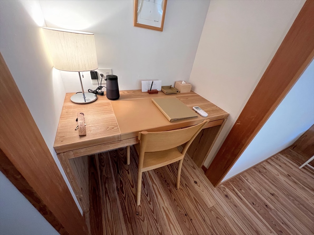 北欧の家具がセンスよく配置された快適な客室