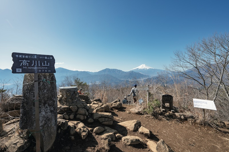 高川山の山頂は広い。昼ごろは多くの人でにぎわう