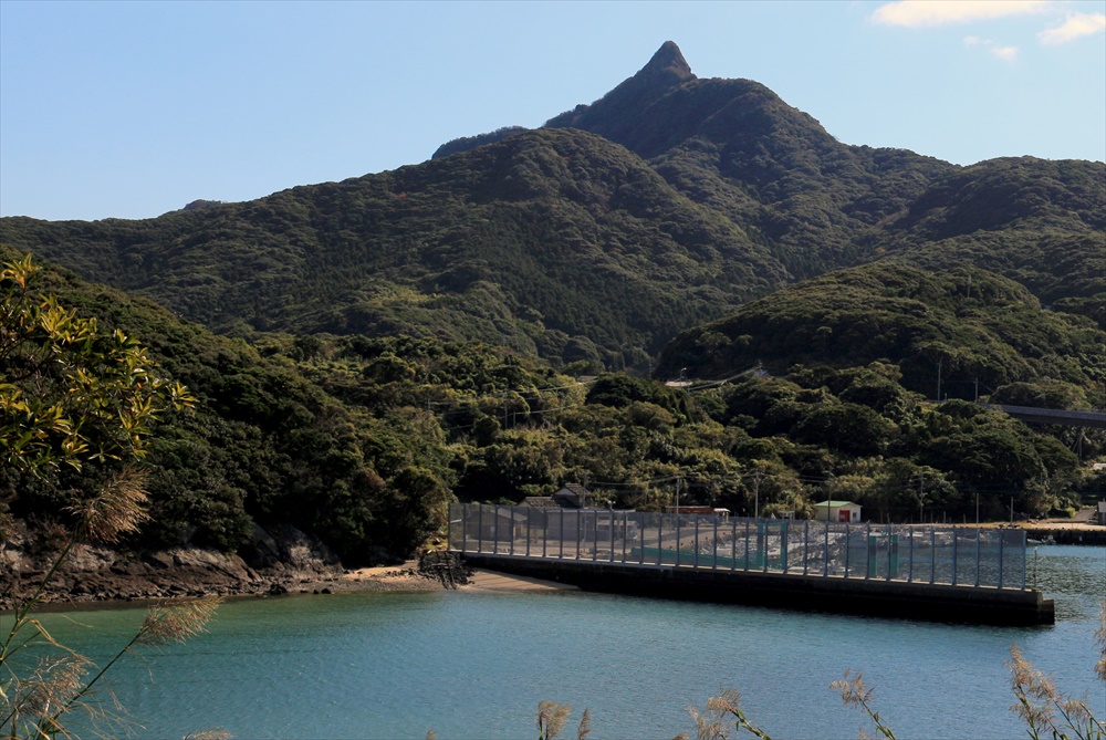 野子漁港から見た異形の志々伎山