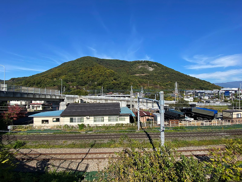石和温泉駅のすぐ北側に見える大蔵経寺山