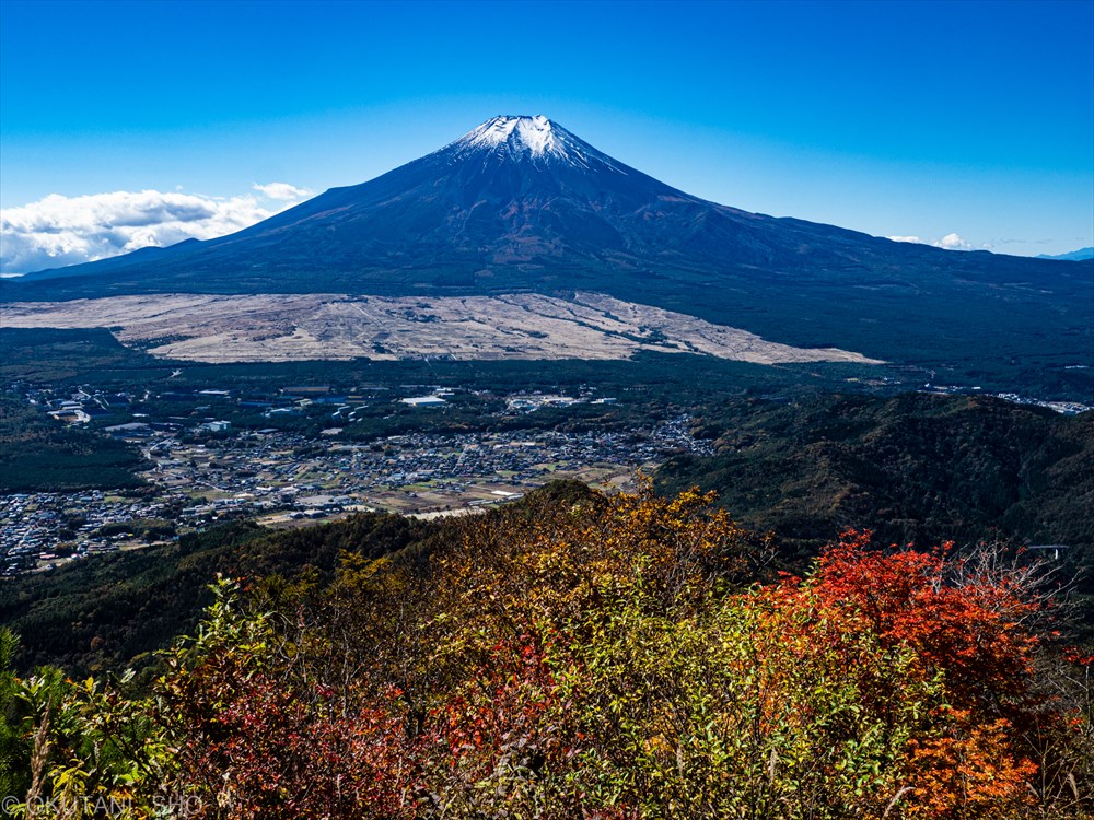 杓子山山頂よりのぞむ富士山。眼下に広がるのは忍野村の集落