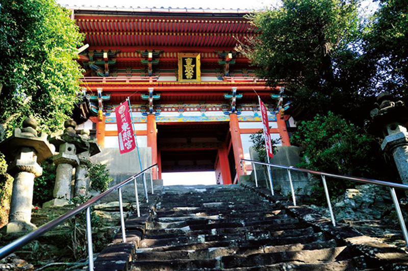 侍坂と呼ばれる108段の石段を上り、紀州東照宮の朱塗りの楼門へ