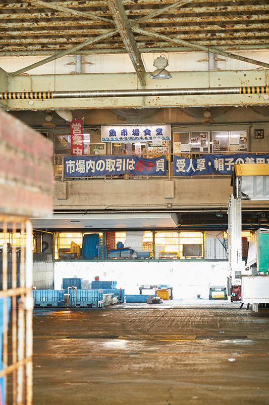 海鮮丼を食べた食堂は、小田原漁港の市場2階にある