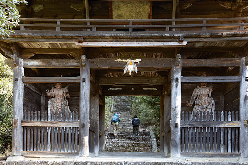 門をくぐり、階段を上がって高仙寺本堂へ