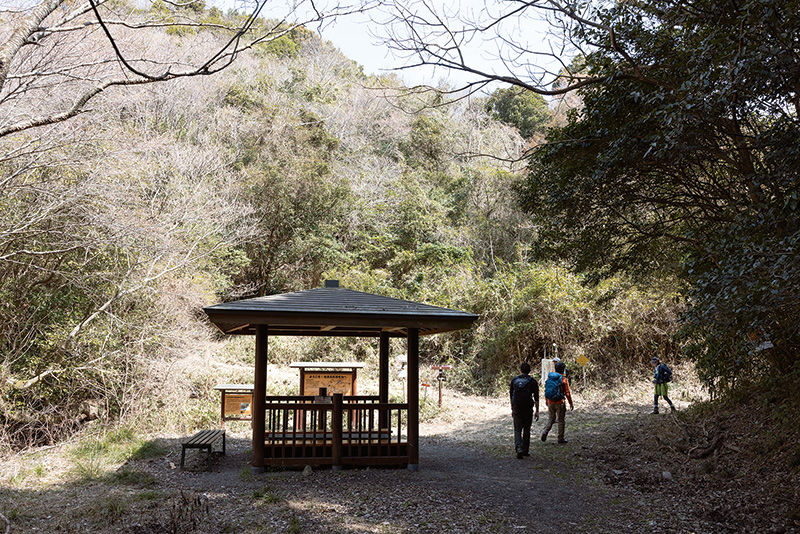 井関峠はあずまやのある広々とした休憩適地。ここから鳥取池や六十谷駅へ下ることもできる