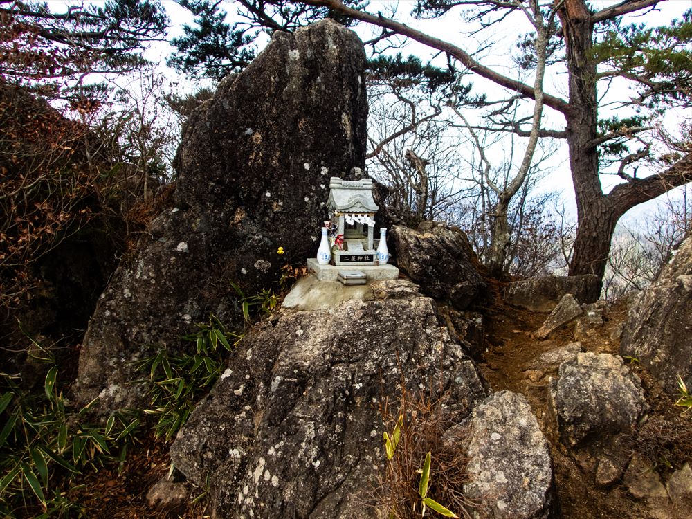 女体山山頂の先端にある二屋神社の祠