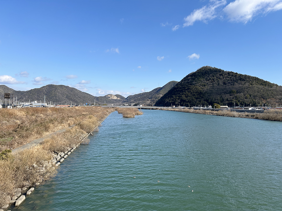 兵庫県でも屈指の清流・千種川。左岸側の一番手前は宝珠山