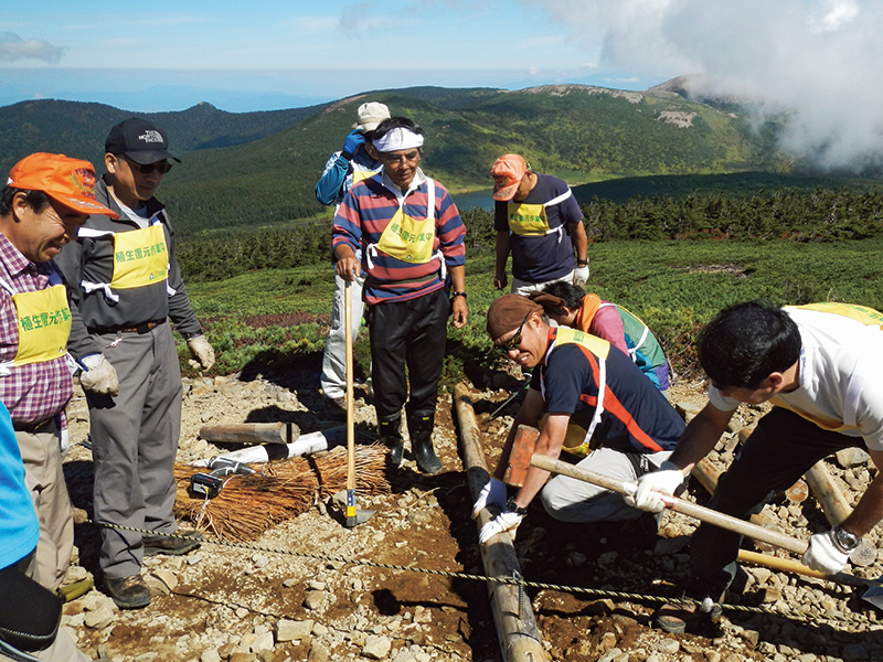 吾妻山自然倶楽部は、20年以上にわたって登山道整備を行なっている