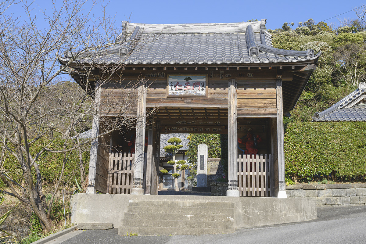 〉福満寺の立派な仁王門。富山へは門前を右に進んでいく