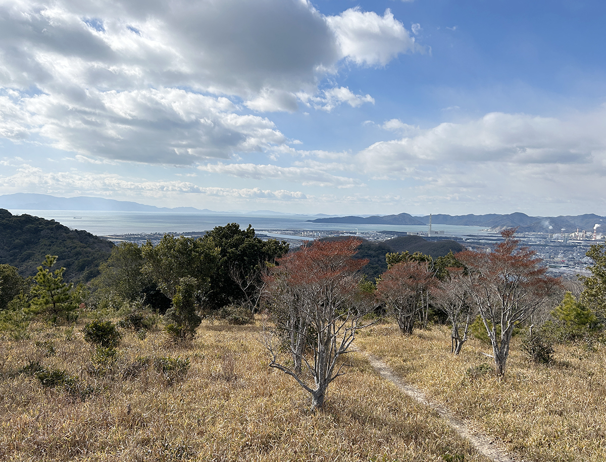 右前方には赤穂の沖合、播磨灘に浮かぶ小豆島が見える