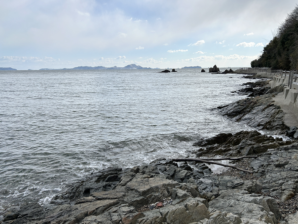 赤穂御崎まで続く海沿いの遊歩道。打ち寄せる波の向こうには家島諸島