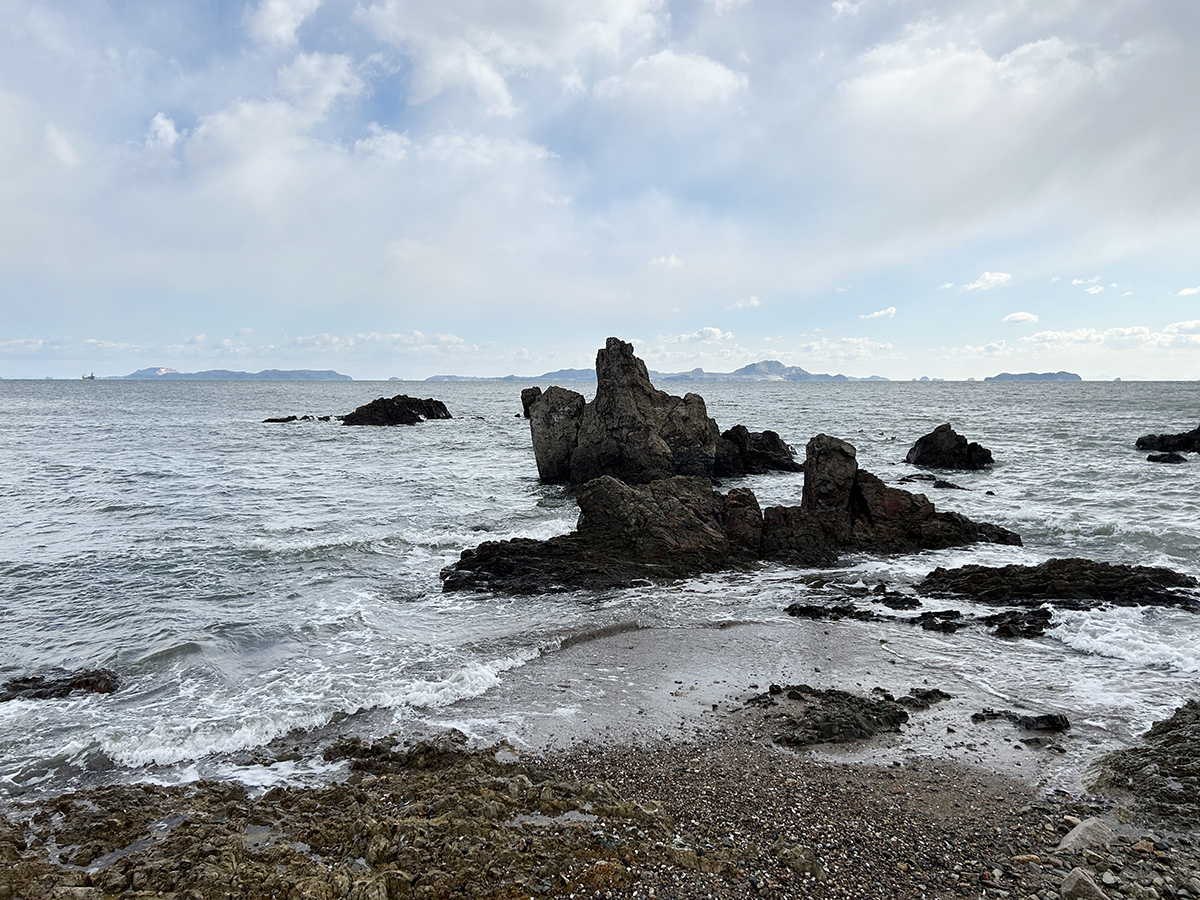 一帯は日本百景のひとつで、名勝ライオン岩が波間にたたずむ