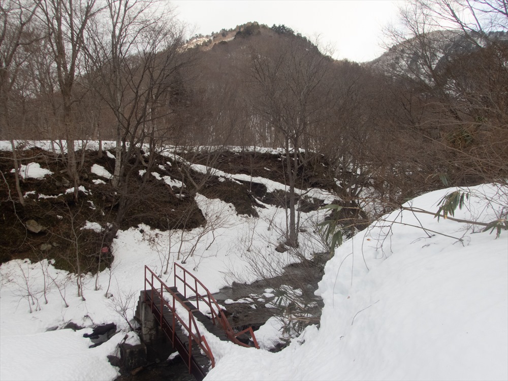 東黒沢にかかる鉄橋をわたる、雪で埋まっていることも多い
