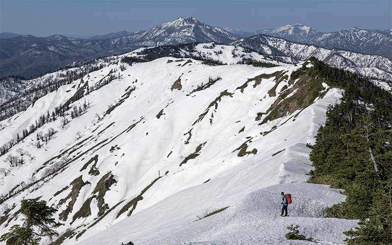 会津駒ヶ岳・駒の小屋から大きく下り、大津岐山、大杉岳をつなぐ雪稜歩きが始まる