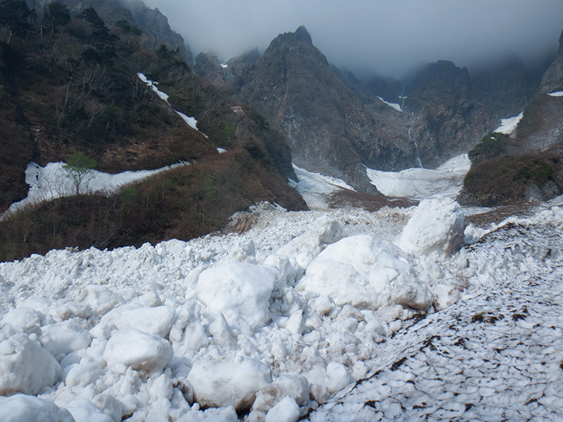 谷川岳一ノ倉沢のデブリ。雪が緩んでくると全層雪崩が起こることも