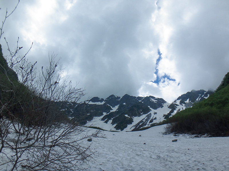 雪渓に落石が多数。音もなく落ちてくるので周囲に気を配ること