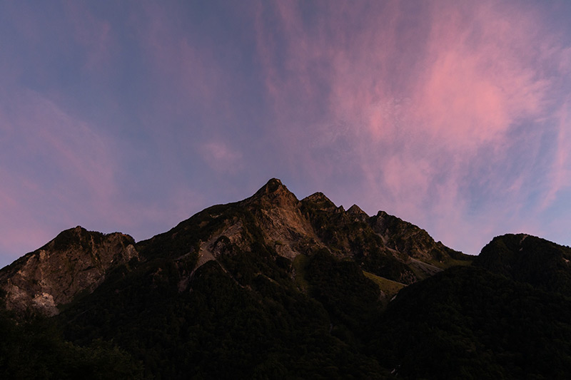 朝日に染まる明神岳を見られるのは明神泊の魅力