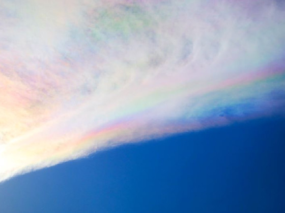 現れたら改元 虹色に輝く伝説の雲 彩雲 Yamaya ヤマケイオンライン 山と渓谷社