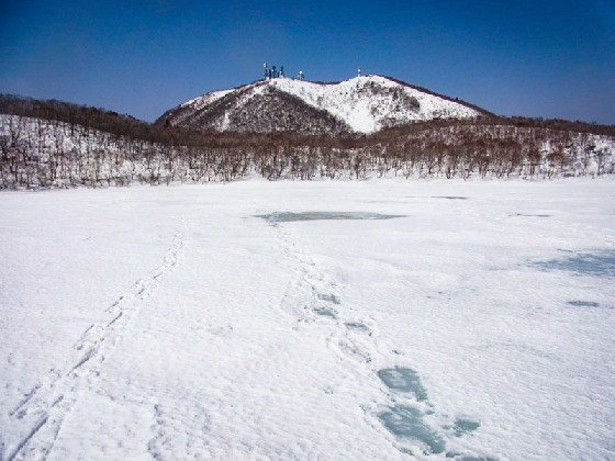 凍結の小沼を横断するスノーハイク