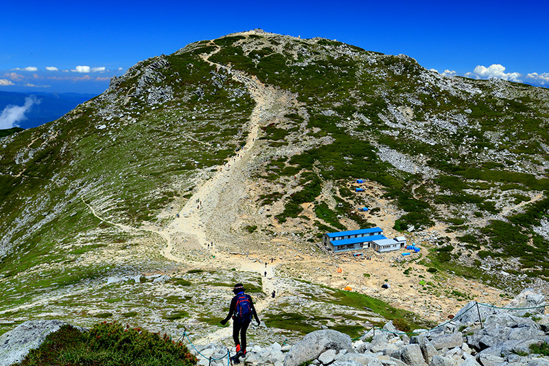 優しい山容の中央アルプスの主峰・木曽駒ヶ岳、鞍部は頂上山荘（写真＝津野祐次）