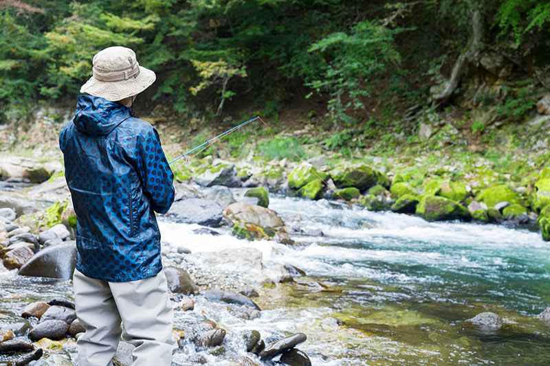 檜枝岐村を流れる清流で渓流ルアー釣りに挑戦。釣具一式レンタル可能で初心者でも安心です