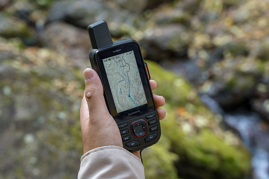 「GPSMAP67i」のディスプレイはカラー表示で、等高線や登山道、地図記号なども見やすい