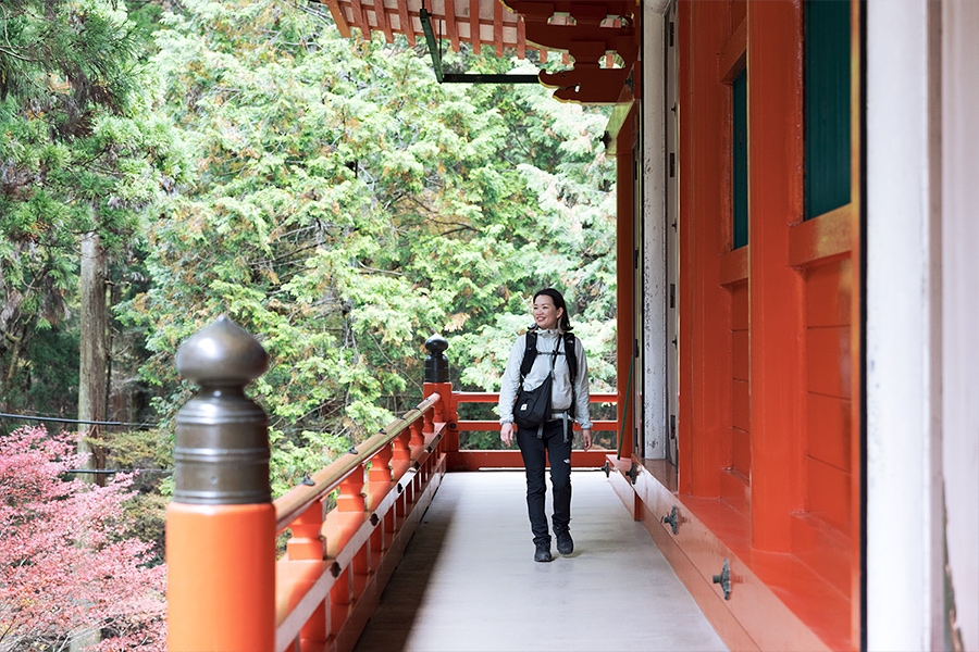 鮮やかな朱塗りと舞台造りが荘厳な、横川エリアの本堂、横川中堂