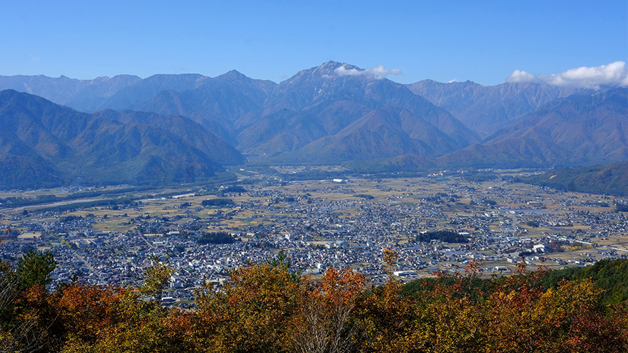鷹取山から望む信濃大町と後立山連峰