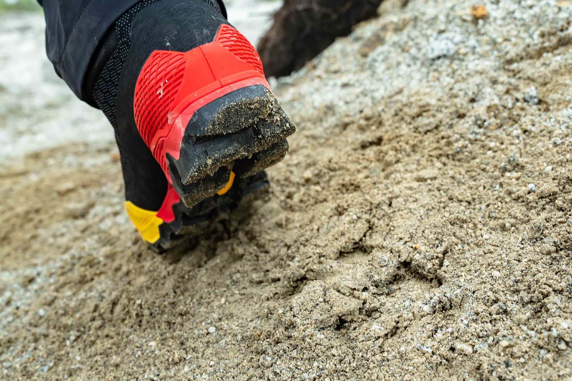 ヒールのラグが砂地に食い込み、後には蹄のような足跡が残っていた