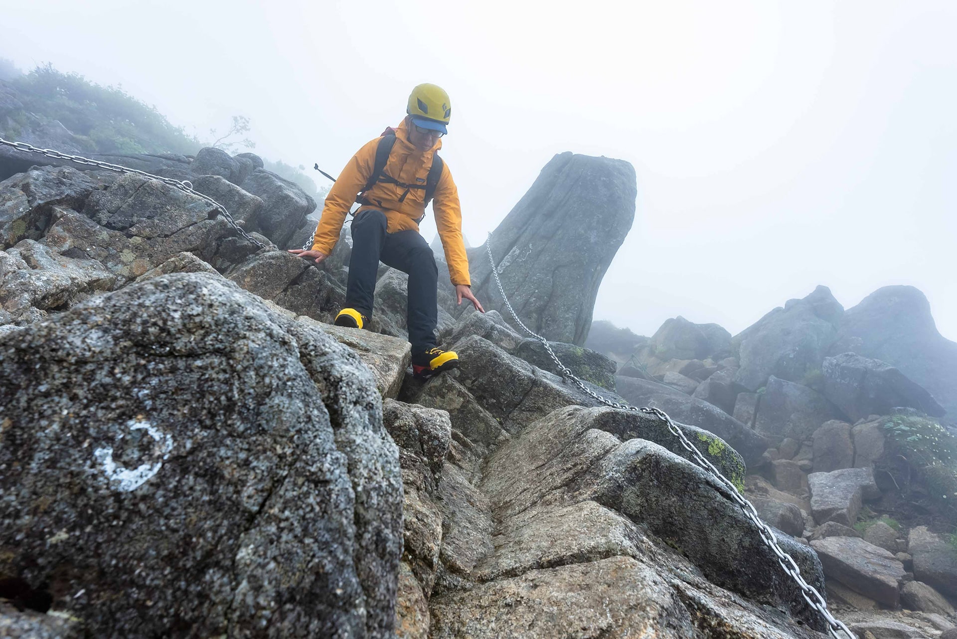 期待外れの悪天候で撤退を余儀なくされ、登ってきた岩場を慎重に下る