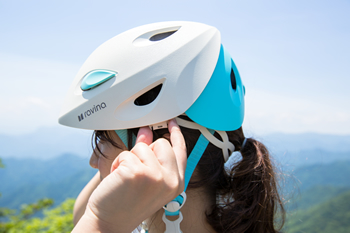 ravinaの女性向け登山用ヘルメット「FLUQUE」を岩場の連続する妙義山で 